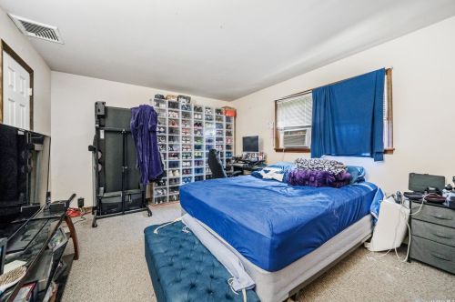 24 Gary St, North Lindenhurst NY  11757-3842 exterior