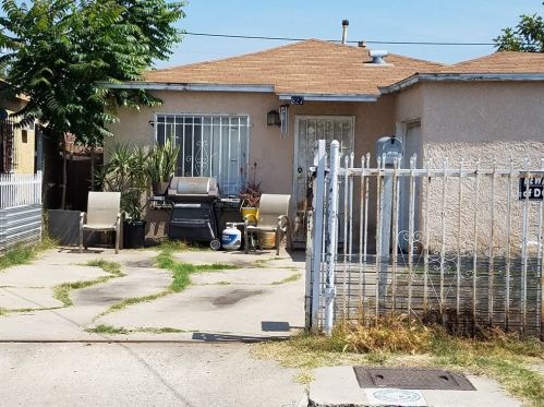 827 Brazil St, Compton, CA 90220-1857