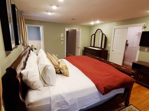 19 Ducarl Dr, Lincoln RI  02865-1320 exterior