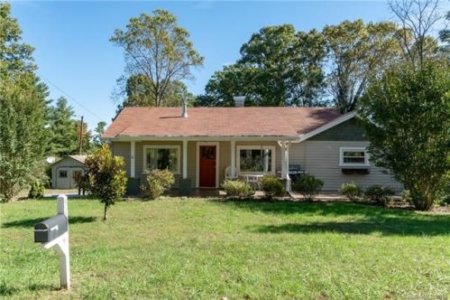 511 Chestnut Dr, Hendersonville, NC 28739-6768