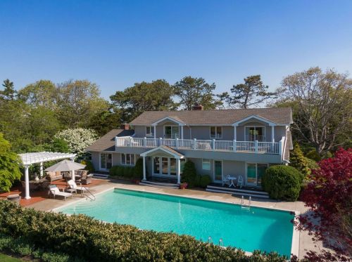 26 Meadow Ln, West Hampton Beach, NY 11978-2525