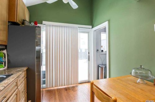 61 Hollywood Ave, North Lindenhurst NY  11757-6704 exterior