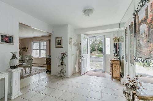 6 Norma Ln, Huntington Station, NY 11746-5106