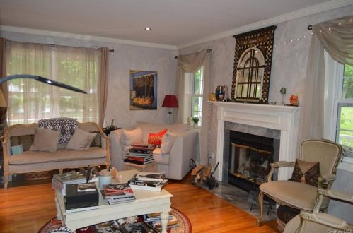 2 Drake Ln, White Plains NY  10607-2215 exterior