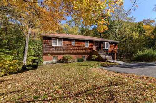 55 Suzanne Ln, Pleasantville, NY 10570-1519