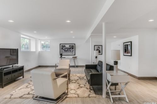 2 Blue Sea Ln, Great Neck NY  11024-1504 exterior