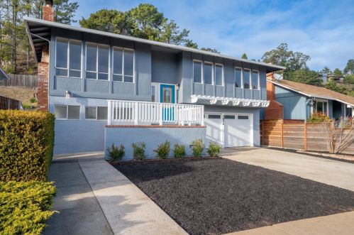 1074 Yosemite Dr, Pacifica, CA 94044-3746
