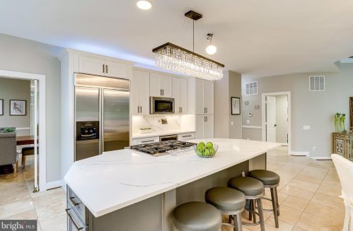 10108 Nedra Dr, Great Falls VA  22066-2835 exterior