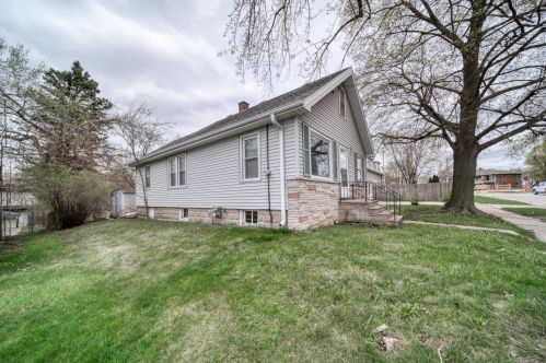 718 Lawndale Ave, Waukesha, WI 53188-5026