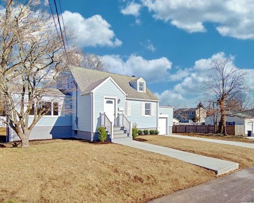 55 Merritt St, North Lindenhurst, NY 11757-1235