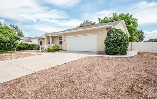 98 Golfwood Dr, Pueblo, CO 81007-3673