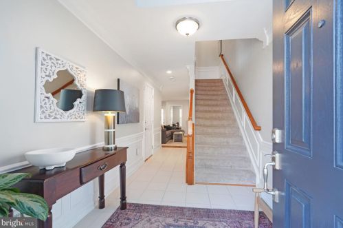 8231 Singleleaf Ln, Lorton VA  22079-5634 exterior