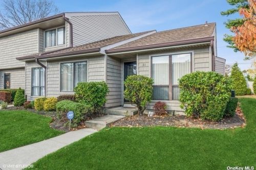 31 Stanford Ct, North Wantagh, NY 11793-1865