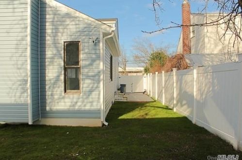 129 Thomas Ave, Bethpage NY  11714-1711 exterior