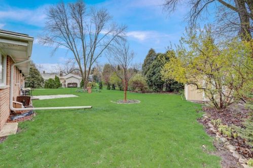 2335 Graylog Ln, Waukesha WI  53151-2921 exterior