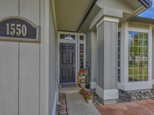 1550 Las Brisas Dr, Hollister, CA 95023-6708