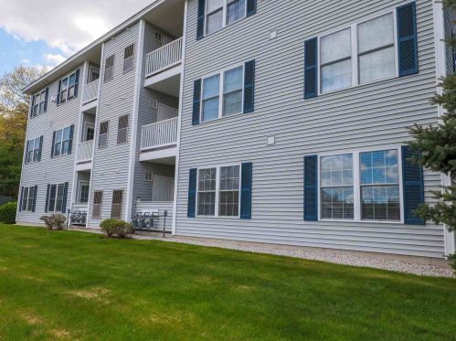 4 Crestview Cir, Londonderry NH  03053-2453 exterior
