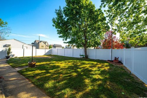 695 6th St, North Lindenhurst, NY 11757-5504