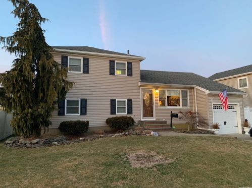 3577 Roanoke St, Seaford, NY 11783-3005