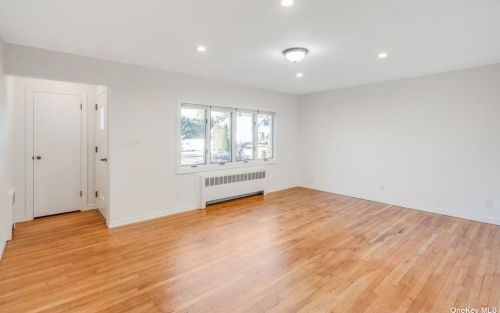 516 Greene Ave, North Lindenhurst NY  11757-3449 exterior