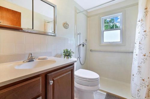 57 Keeney St, Manchester CT 06040-6426 exterior