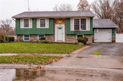 1127 Oakwood Dr, Vermilion, OH 44089-1151