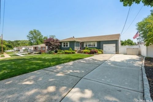 323 Nevada St, North Lindenhurst, NY 11757-5207