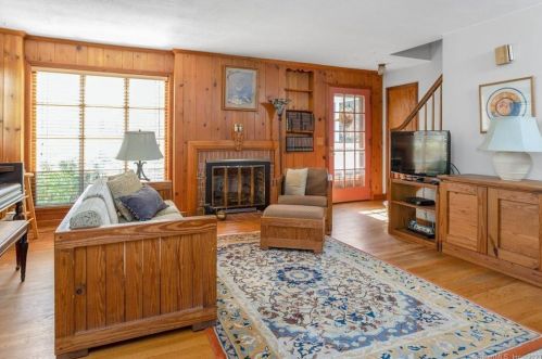 15 Arrowhead Rd, Bridgeport, CT 06611-4401