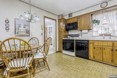 8 Winters St, Oakland NJ  07436-2623 exterior