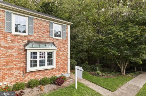 10213 Scarborough Commons Ct, Springfield, VA 22015-2815