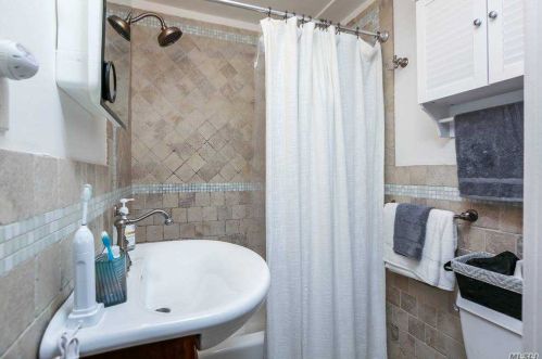 61 Hollywood Ave, North Lindenhurst NY  11757-6704 exterior