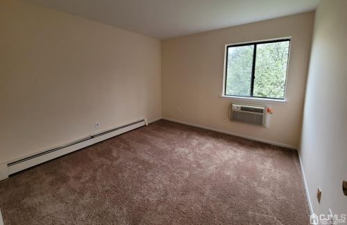 1026 Cricket Ln, Woodbridge NJ  07095-1542 exterior