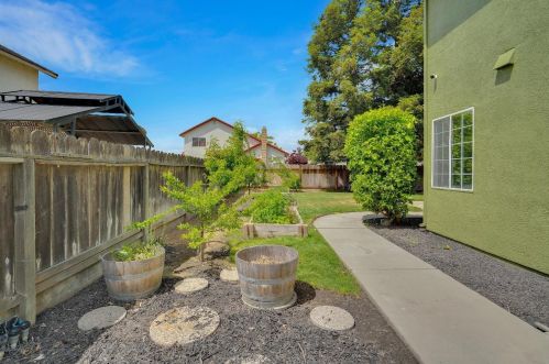 613 Tahoe St, Manteca CA  95337-6860 exterior