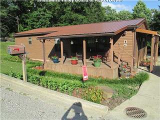 818 Honeysuckle Rd, Elkview, WV 25071-9233