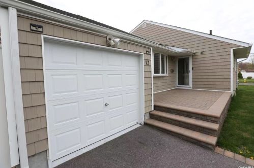 12 Thomas Dr, Babylon NY  11703-2324 exterior