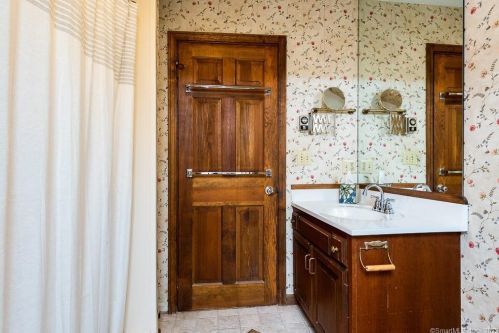 13 Dennison Rd, Essex CT  06426-1352 exterior