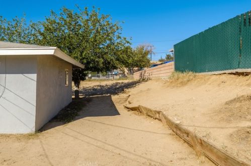16434 Yucca Ave, Victorville CA  92395-3533 exterior
