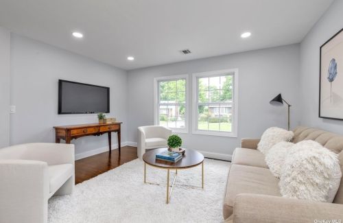 386 Silver St, Babylon NY  11704-4008 exterior