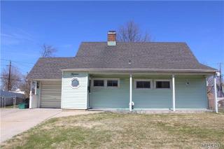 15 Redpoll Ln, Plainedge, NY 11756-3227