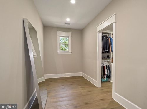 1044 Manning St, Great Falls VA  22066-1922 exterior