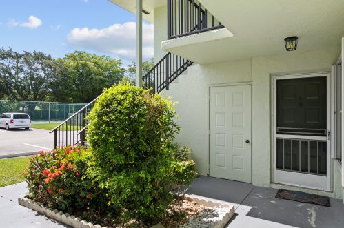 301 Sabal Ridge Cir, West Palm Beach, FL 33418-8917