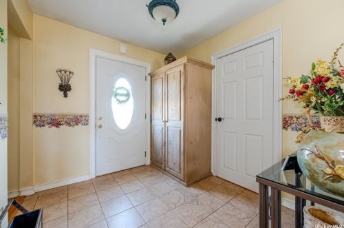 708 Milligan Ln, West Islip, NY 11795-3417