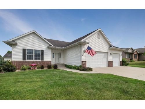 418 Prairie View Dr, Fairfax, IA 52228-9502
