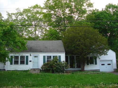 43 Seitz Ter, Poughkeepsie, NY 12603-1617