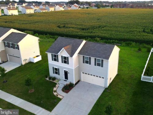 332 Bluecoat St, Dover, DE 19901-8862