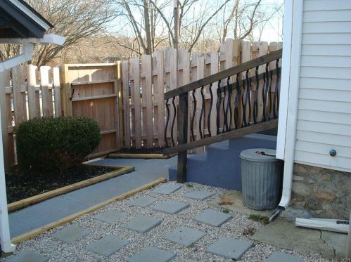 13 Riverview Ave, Groton CT 06340-3513 exterior