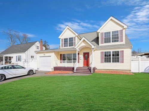 145 20th St, Deer Park, NY 11729-4801