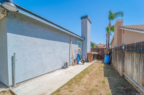 785 Award Dr, Colton CA 92324-2675 exterior
