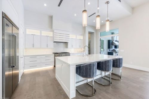 569 Neapolitan Way, Naples FL 34103-8568 exterior