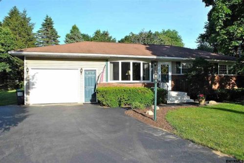 8 Helen Ct, Schenectady, NY 12302-4902